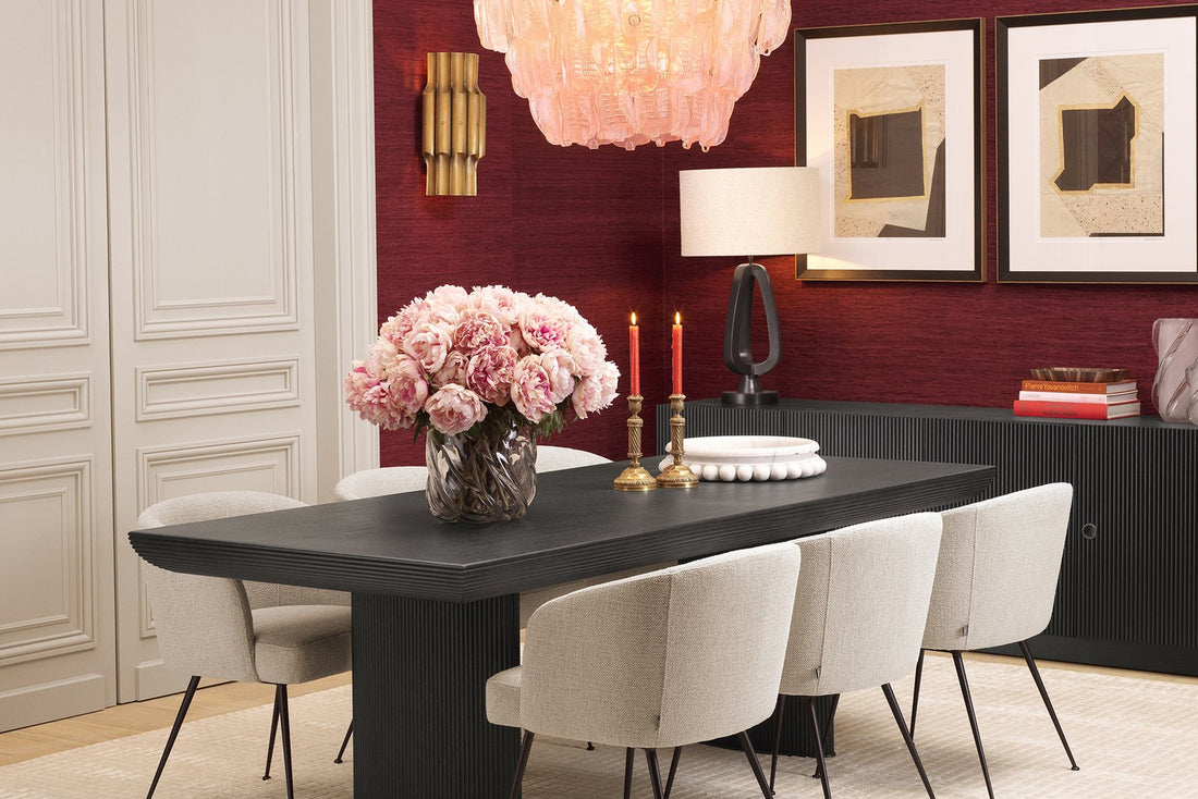 Elegantes Esszimmer mit roter Wand und Kronleuchter