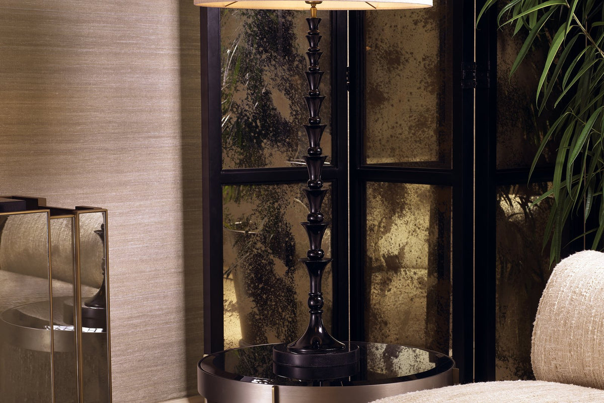 Elegante Stehlampe neben Sessel und Beistelltisch