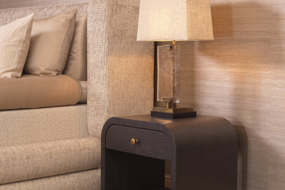 Luxuriöses Schlafzimmer mit elegantem Nachttisch und Lampe
